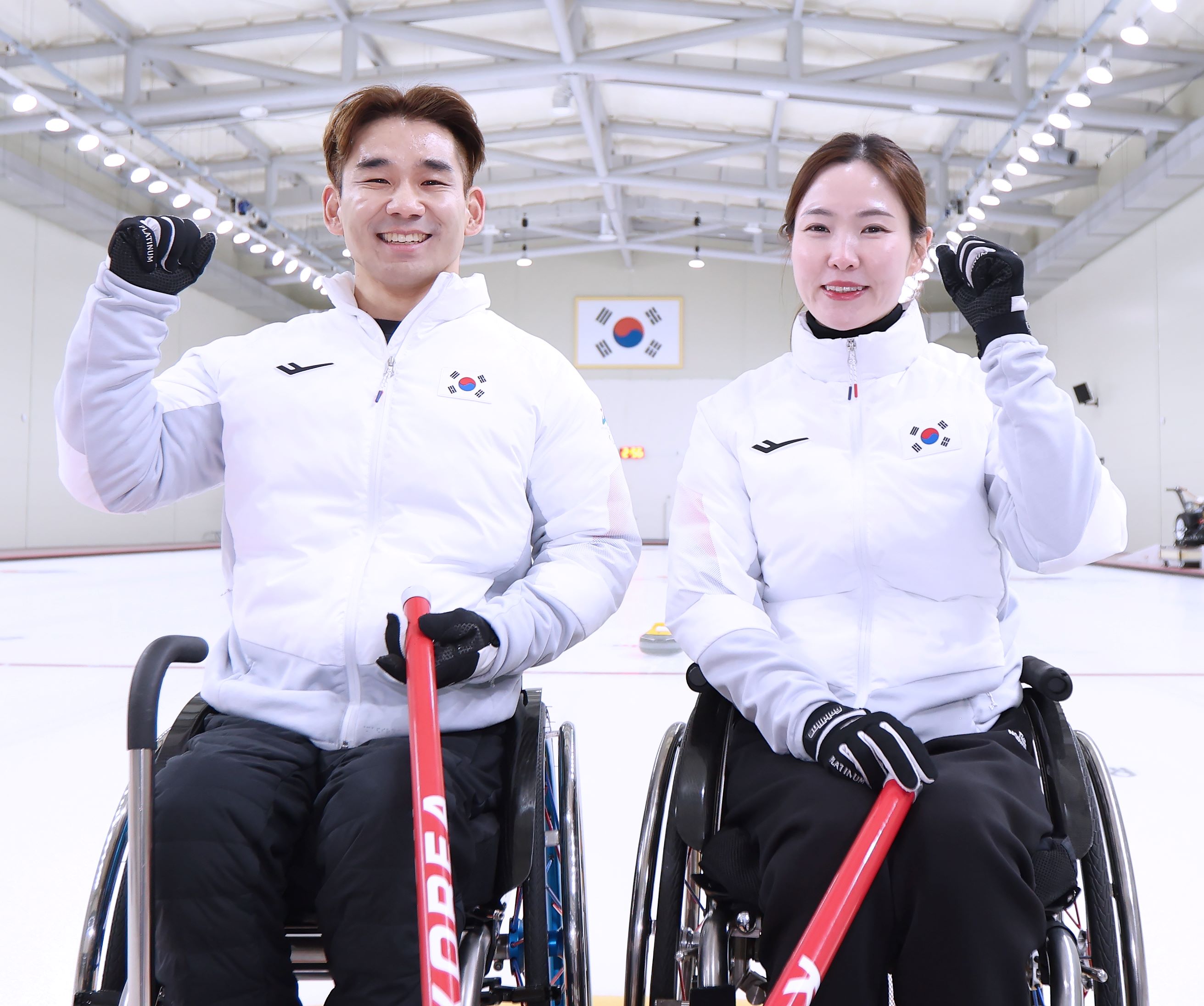 Foto di atas menunjukkan Lee Yongsuk (kiri) dan Baek Hyejin yang akan bertanding dalam nomor curling kursi roda ganda campuran. (Komite Paralimpiade Korea)