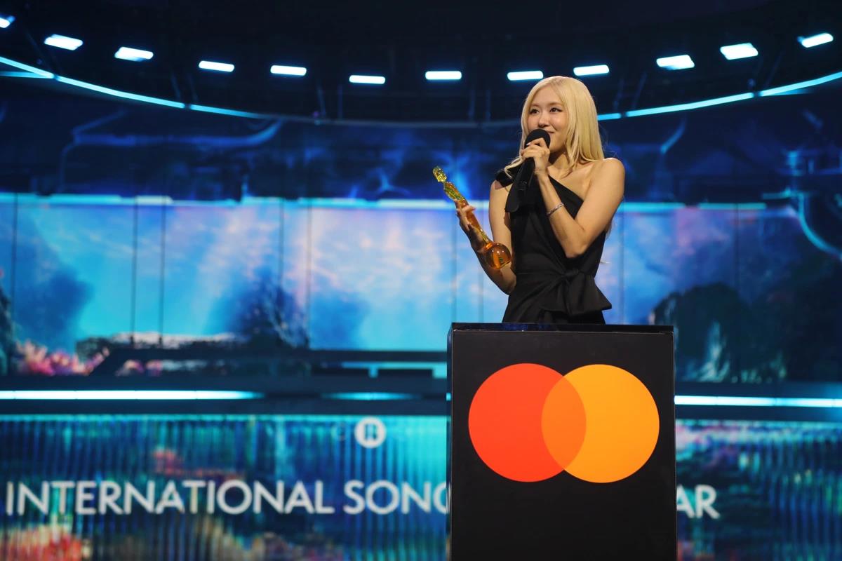 ROSE memberikan kata sambutan setelah menerima piala penghargaan Lagu Internasional Tahun Ini pada upacara penganugerahan BRIT Awards 2026 yang digelar pada tanggal 28 Februari 2026 (waktu setempat) di Manchester, Inggris. (laman resmi BRIT Awards)  