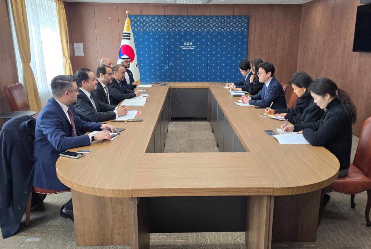 Chung Kwang-yong (ketiga dari kanan) berdiskusi mengenai keadaan terkini di Timur Tengah dan pada duta besar dari 6 negara teluk pada tanggal 4 Maret 2026 di Kompleks Pemerintahan Seoul, Jongno-gu, Seoul. Chung adalah Direktur Jenderal untuk Urusan Afrika dan Timur Tengah di Kementerian Luar Negeri. (Kementerian Luar Negeri)  