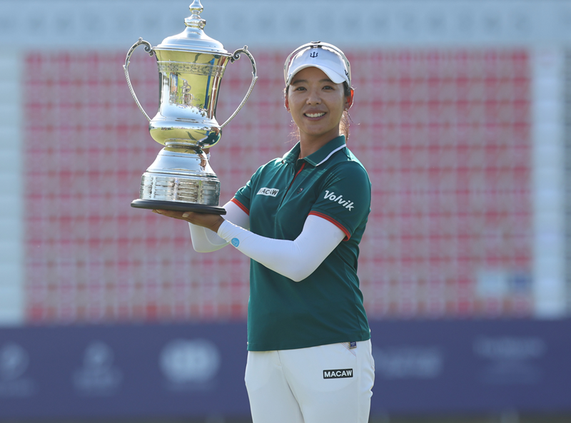 Lee Mi Hyang terlihat sedang mengangkat trofi juara Tur LPGA. (Laman resmi LPGA)