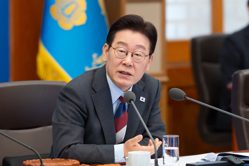 Presiden Lee Jae Myung berjanji akan membentuk masyarakat tanpa diskiriminasi dalam rangka menyambut Hari Perempuan Internasional yang jatuh pada tanggal 8 Maret 2026. Foto di atas menunjukkan Presiden Lee yang sedang memimpin rapat kabinet pada tanggal 5 Maret 2026 di Cheong Wa Dae, Seoul. (Cheong Wa Dae)