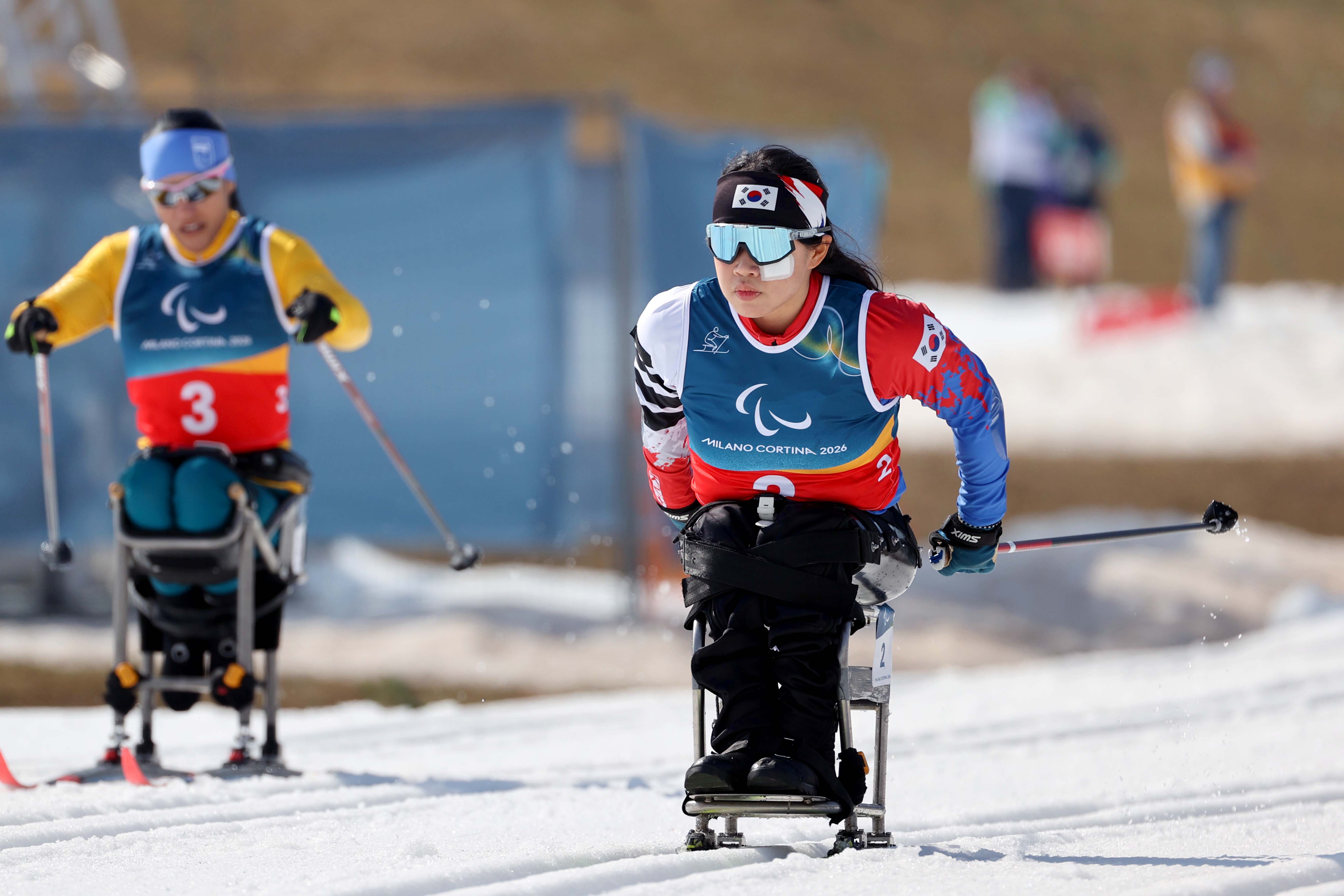 Kim Yunji berhasil meraih medali perak dalam babak final para ski lintas alam nomor sprint duduk putri Paralimpiade Musim Dingin Milano-Cortina 2026 yang digelar tanggal 10 Maret 2026 (waktu setempat) di Stadion Tesero Cross-Country, Italia. (Komite Paralimpiade Korea)