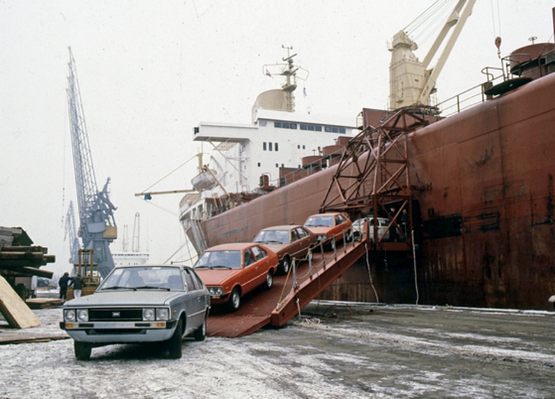 Pada Juli 1976, mobil ekspor pertama Hyundai Motor, Pony, sedang dibongkar di Pelabuhan Guayaquil, Ekuador. (Hyundai Motor Group)