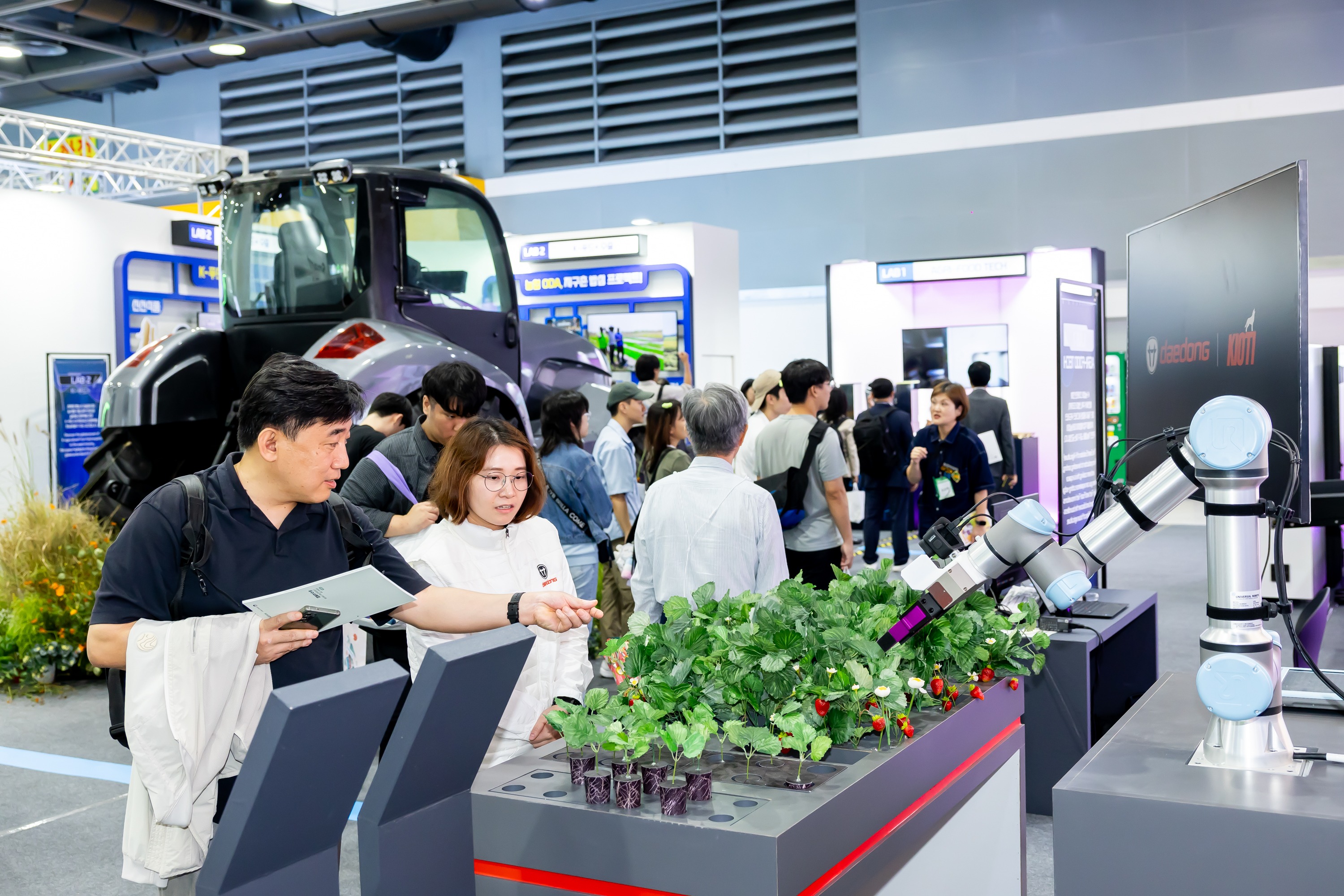 Foto di atas menunjukkan demonstrasi pemanenan hasil pertanian serta distribusi hasil panen dengan robot pada Agri Expo Korea yang digelar pada tanggal 25 September 2025 di aT Center, Seocho-gu, Seoul. (Agri Expo Korea)  