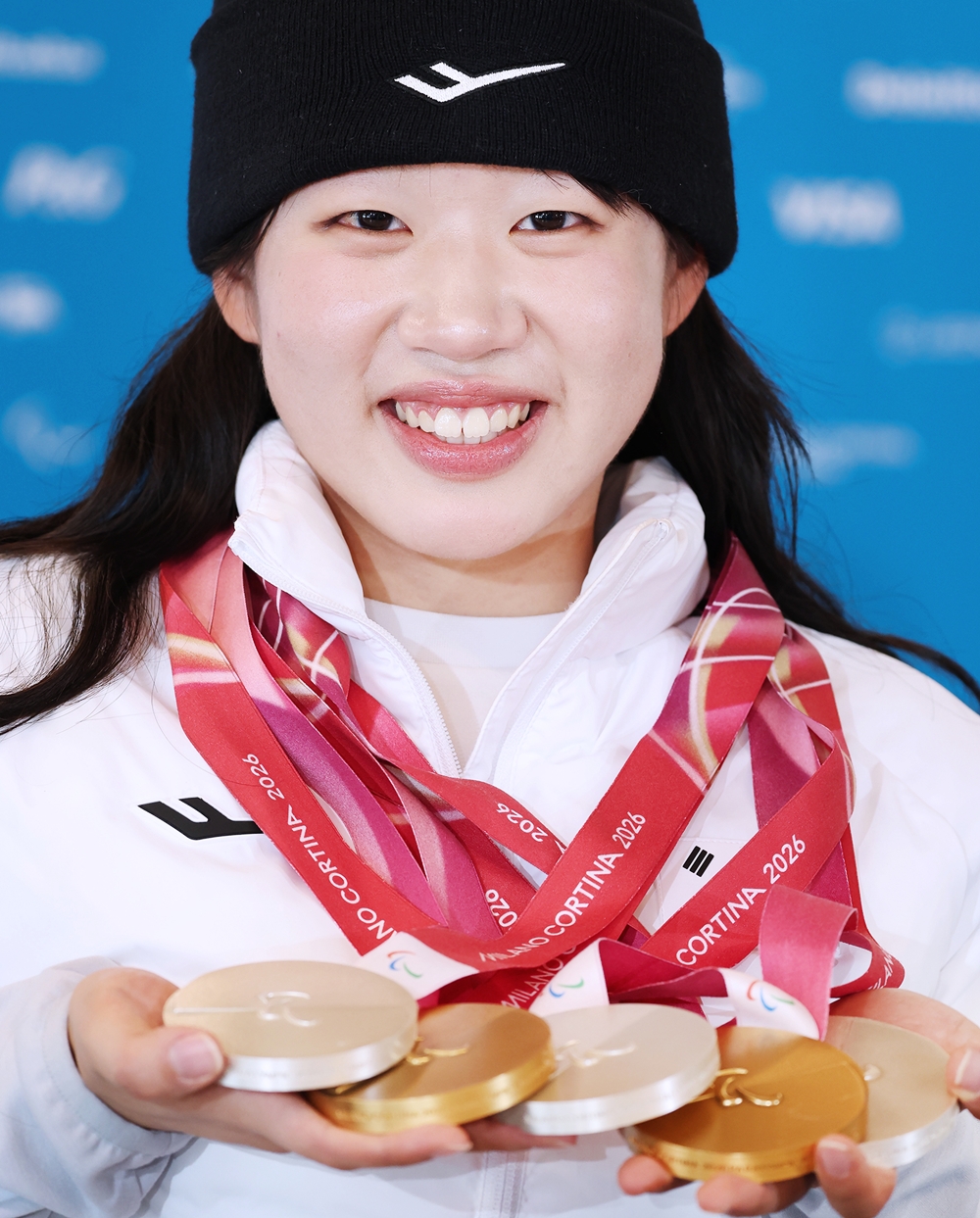 Kim Yunji berfoto dengan medali-medali yang diperoleh dalam Paralimpiade Musim Dingin Milano-Cortina 2026 pada tanggal 15 Maret 2026 (waktu setempat) di Stadion Tesero Cross-Country, Italia.   