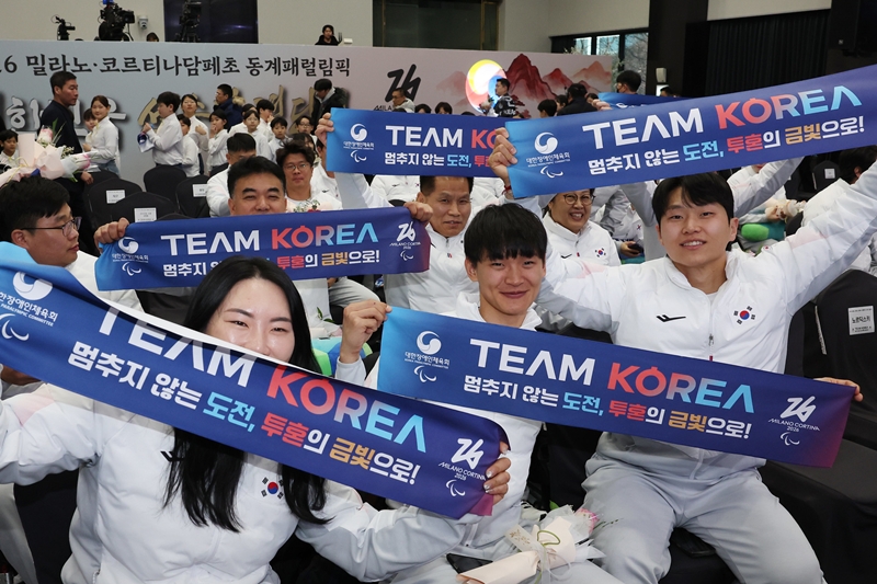 Kontingen Korea berfoto bersama dalam upacara pelepasan kontingen Paralimpiade Musim Dingin Milano-Cortina 2026 yang digelar tanggal 2 Februari 2026 di Seoul Olympic Parktel, Songpa-gu, Seoul. (Lee Jeong Woo)