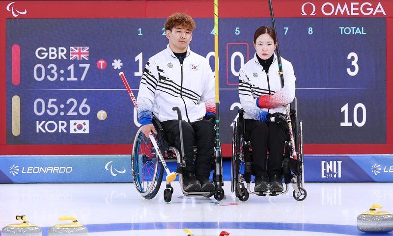 Lee Yongsuk (kiri) dan Baek Hyejin berhasil memenangkan pertandingan melawan tim nasional Inggris dalam pertandingan curling kursi roda ganda campuran Paralimpiade Musim Dingin Milano-Cortina 2026 yang digelar pada tanggal 6 Maret 2026 (waktu setempat). (Komite Paralimpiade Korea)