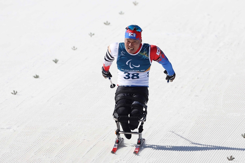Shin Eui Hyun berpartisipasi dalam pertandingan biatlon Paralimpiade Musim Dingin Milano-Cortina 2026 yang digelar pada tanggal 7 Maret 2026 (waktu setempat). Ia merupakan &lsquo;Pahlawan PyeongChang&rsquo; yang berhasil merebut medali pertama Korea di ajang Paralimpiade Musim Dingin melalui medali emas di nomor 7,5 km dan medali perunggu di nomor 15 km pada PyeongChang 2018. (Komite Paralimpiade Korea)