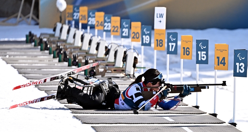 Kim Yunji membidik target pada pertandingan babak final para biatlon sprint duduk putri 7,5 km Paralimpiade Musim Dingin Milano-Cortina 2026 tanggal 7 Maret 2026 (waktu setempat) di Stadion Tesero Cross-Country, Italia. (Komite Paralimpiade Korea)