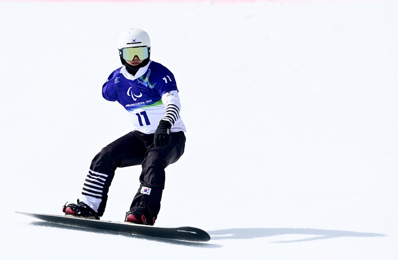 Lee Chungmin berpartisipasi dalam pertandingan para snowboard banked slalom SB-UL putra Paralimpiade Musim Dingin Milano-Cortina 2026 yang digelar pada tanggal 13 Maret 2026 (waktu setempat). (Komite Paralimpiade Korea)