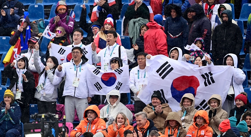 Perjuangan para atlet Korea tak bisa dihentikan oleh cuaca buruk. Menteri Kebudayaan, Olahraga, dan Pariwisata, Chae Hwi-young, bersama para pejabat Korea lainnya hadir pada pertandingan ski Alpen putri Paralimpiade Musim Dingin Milano-Cortina 2026 yang digelar pada tanggal 14 Maret 2026 (waktu setempat) di Pusat Ski Alpen Tofane, Italia. (Komite Paralimpiade Korea)