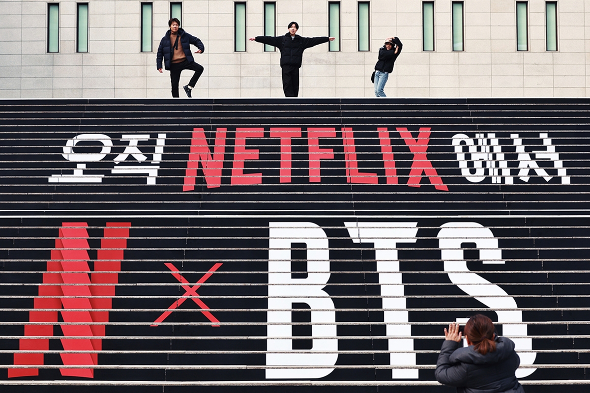 Pemerintah Kota Seoul mengungkapkan pada tanggal 17 Maret 2026 bahwa beragam informasi akan disediakan bagi para wisatawan asing yang mengunjungi Seoul menjelang konser BTS pada tanggal 21 Maret 2026. Foto di atas menunjukkan para penggemar yang berfoto pada tanggal 11 Maret 2026 di tangga depan Sejong Center, Jongno-gu, Seoul. (Yonhap News)