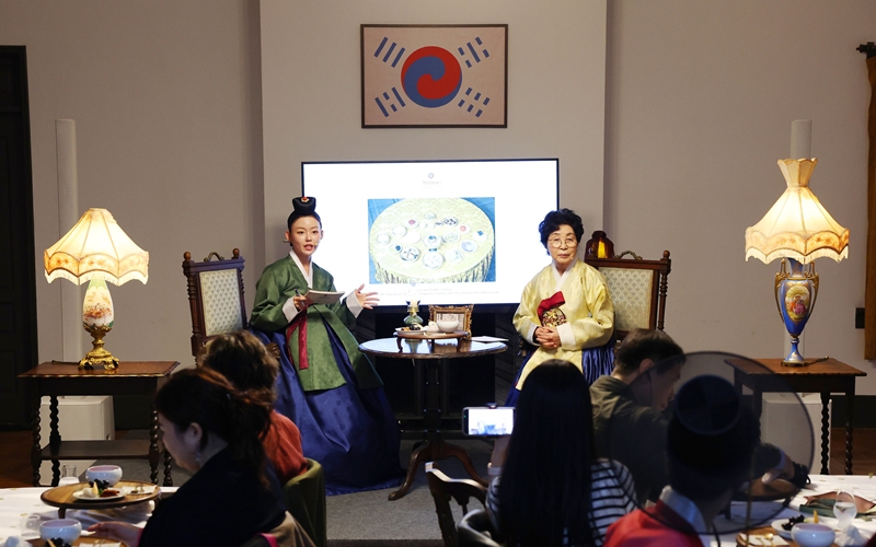 Foto di atas menunjukkan program Meja Makan Kaisar yang digelar pada tanggal 1 Mei 2025 di Istana Deoksugung, Jun-gu, Seoul. (Lee Jeong Woo)  