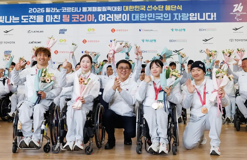 Menteri Kebudayaan, Olahraga, dan Pariwisata, Chae Hwi-young (tengah), berfoto bersama Lee Yongsuk (kiri), Baek Hyejin (kedua dari kiri), Kim Yunji (kedua dari kanan), dan Lee Jehyuk (kanan) dalam upacara pembubaran kontingen Korea untuk Paralimpiade Musim Dingin Milano-Cortina 2026 yang digelar pada tanggal 17 Maret 2026 di Bandara Internasional Incheon. (Instagram resmi Komite Paralimpiade Korea)  