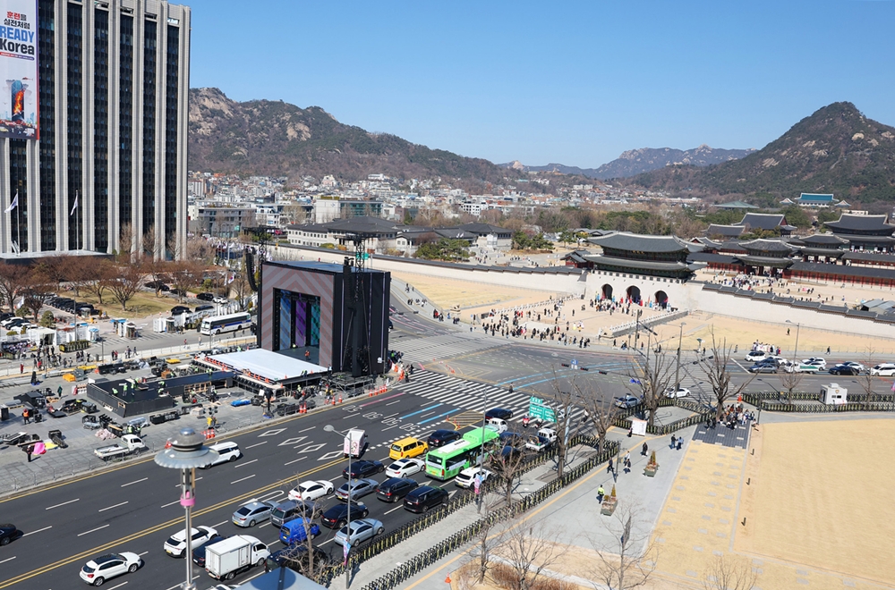 Panggung konser BTS terlihat sedang dipersiapkan pada tanggal 19 Maret 2026 di Alun-alun Gwanghwamun, Jongno-gu, Seoul. (Lee Jeong Woo)  