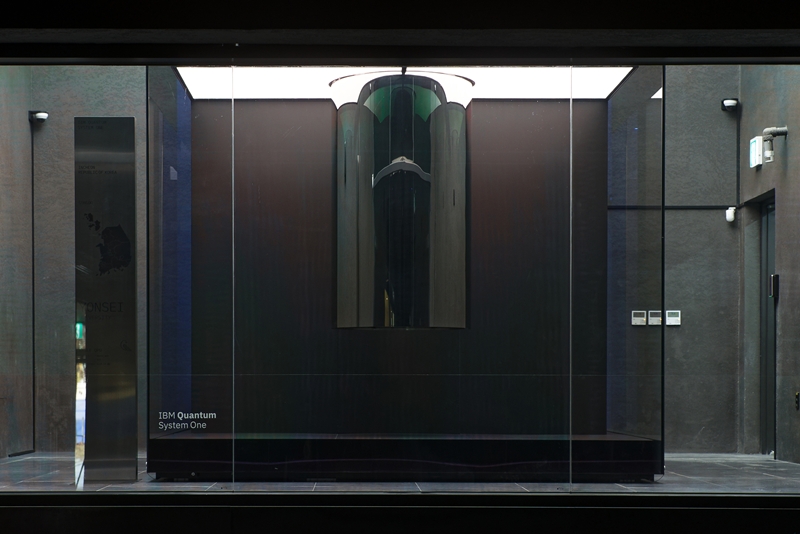 Komputer kuantum pertama di Korea dioperasikan untuk pertama kalinya pada tanggal 20 November 2024. Foto di atas menunjukkan IBM Quantum System One yang dipasang di Kampus Internasional Universitas Yonsei yang terletak di Yeonsu-gu, Kota Incheon. (Universitas Yonsei) 