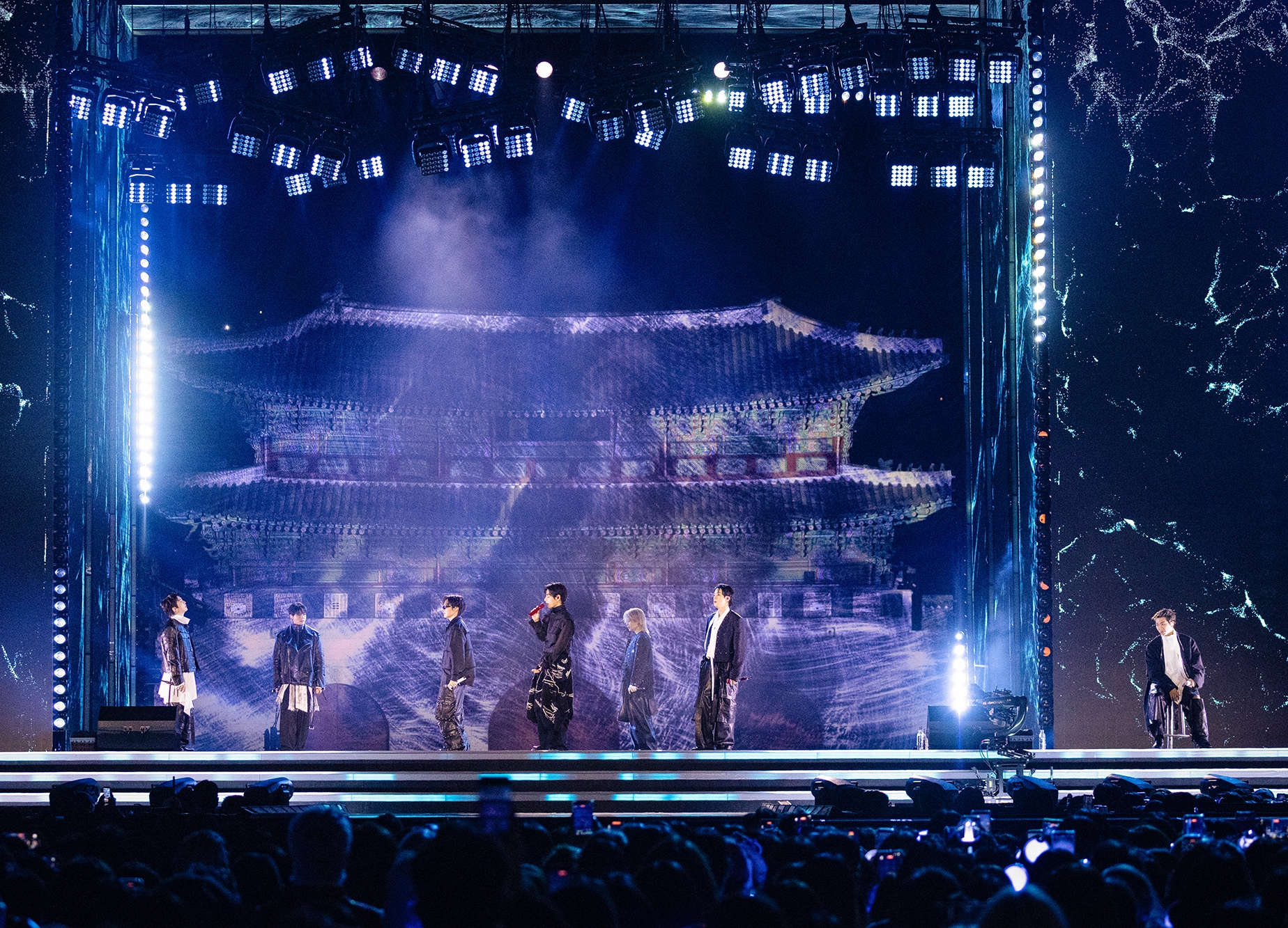 BTS menampilkan pertunjukan melalui BTS THE COMEBACK LIVE: ARIRANG yang digelar pada tanggal 21 Maret 2026 di Alun-alun Gwanghwamun, Seoul.   