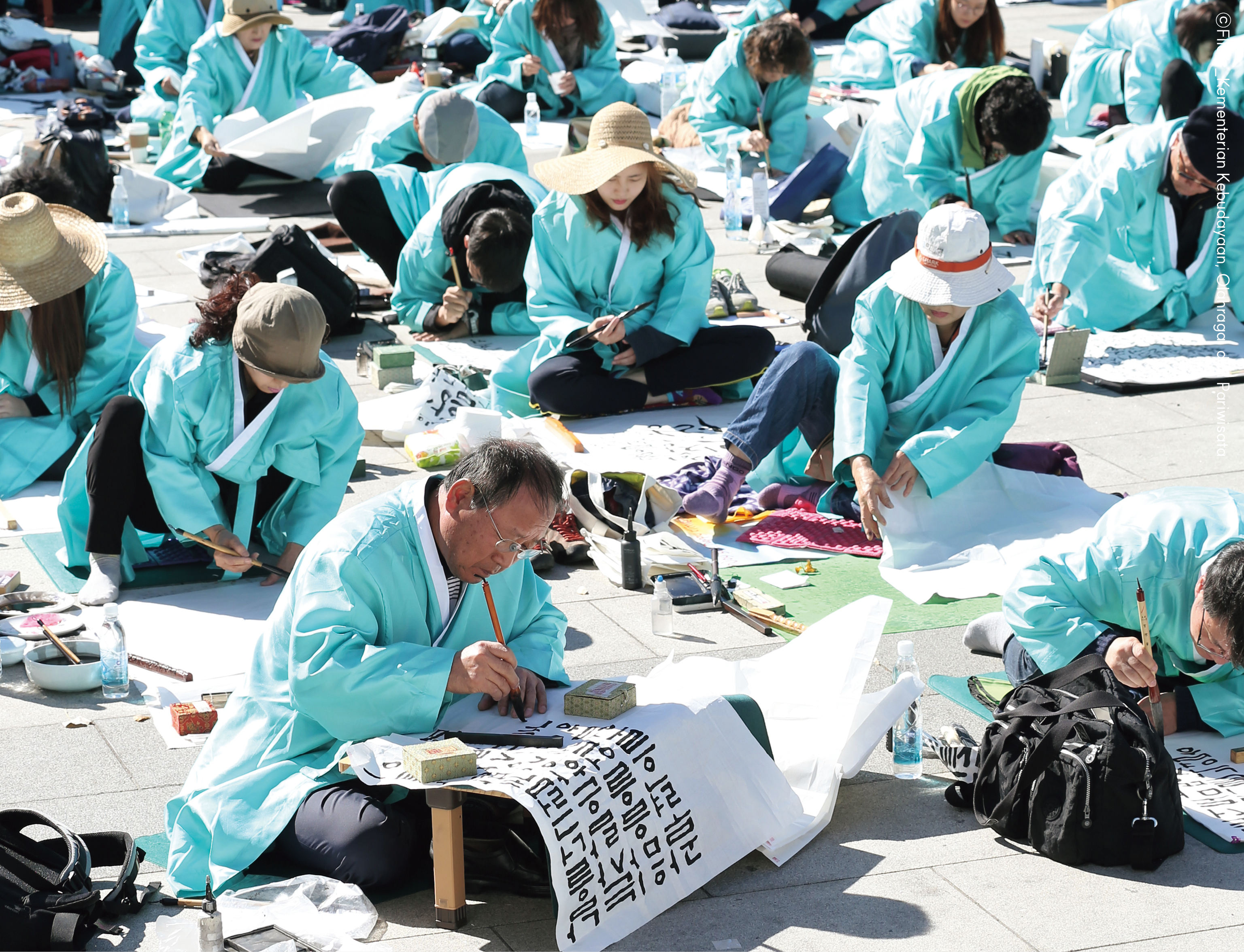 4. Lomba Kaligrafi Hangeul di Lapangan Gwanghwamun Pada peringatan Hari Hangeul ke-569 yang diselenggarakan pada tanggal 9 Oktober di Lapangan Gwanghwamun Seoul, para peserta lomba kaligrafi nasional fokus menulis kaligrafi.