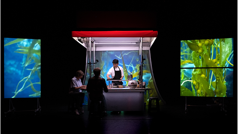 Salah satu adegan dari Haribo Kimchi, karya sutradara teater Koo Jaha, lulusan Akademi Teater Korea National University of Arts. (Tangkapan layar dari laman resmi Seoul International Performing Arts Festival)