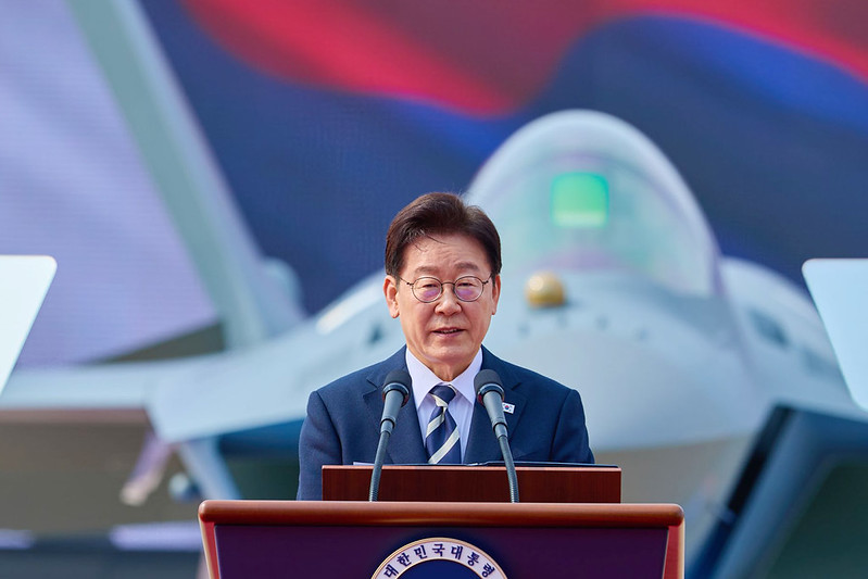 Presiden Lee Jae Myung menyampaikan sambutan pada seremoni penyerahan perdana unit produksi pertama KF-21 yang digelar pada tanggal 25 Maret 2026 di Korea Aerospace Industries (KAI), Sacheon, Provinsi Gyeongsangnam.