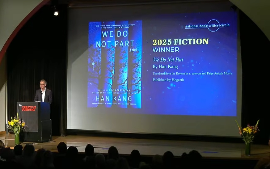 David Ebershoff, editor di Hogarth, penerbit AS edisi bahasa Inggris novel We Do Not Part karya Han Kang, membacakan sambutan penerimaan penghargaan sang penulis dalam ajang 2025 NBCC Awards di New York pada tanggal 26 Maret 2026 (waktu setempat). (Tangkapan layar dari saluran YouTube National Book Critics Circle)