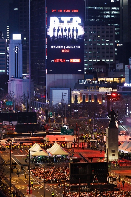 Suasana Alun-alun Gwanghwamun, Seoul, pada tanggal 21 Maret 2026 saat konser BTS Comeback Live: Arirang.