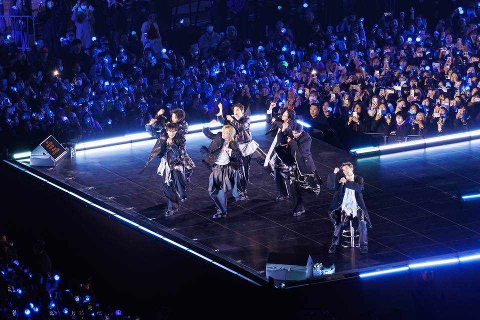 BTS tampil dalam konser BTS Comeback Live: Arirang di Alun-alun Gwanghwamun pada tanggal 21 Maret 2026.