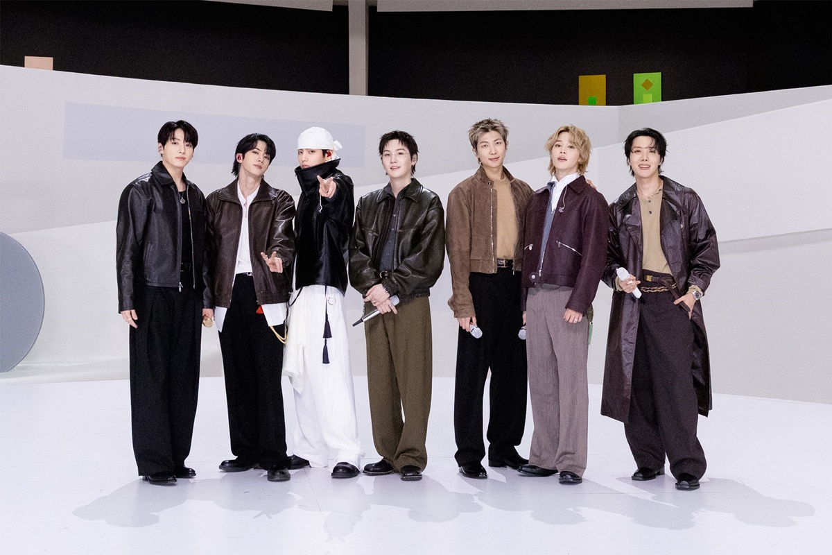 Foto di atas menunjukkan BTS yang berpose untuk The Tonight Show Starring Jimmy Fallon pada tanggal 26 Maret 2026 di NBC Amerika Serikt. (akun X resmi BTS) 