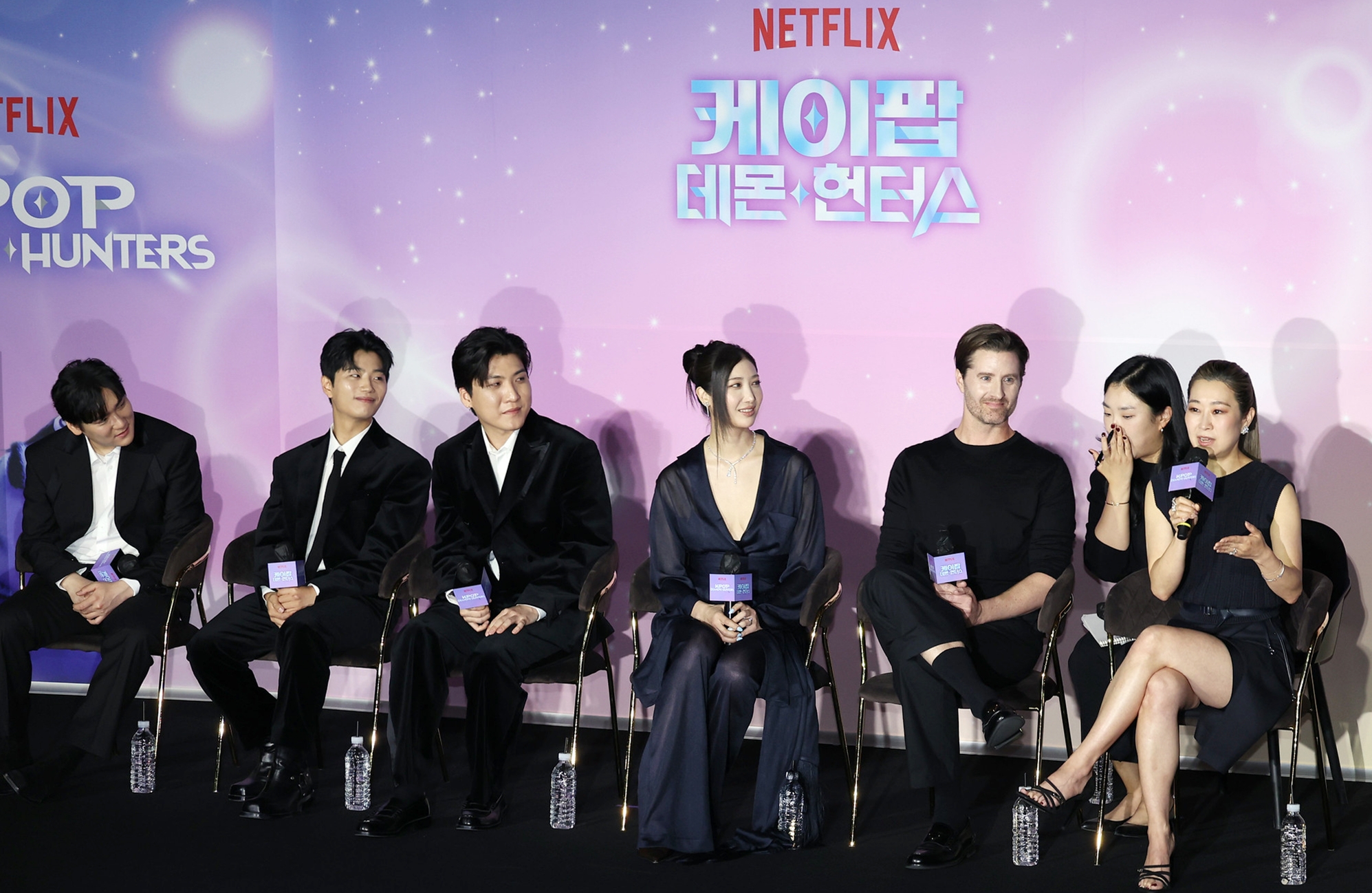 Sutradara dan produser KPop Demon Hunters menjawab pertanyaan para wartawan dalam konferensi pers yang digelar pada tanggal 1 April 2026 di CGV Yongsan I'Park Mall, Yongsan-gu, Seoul. 