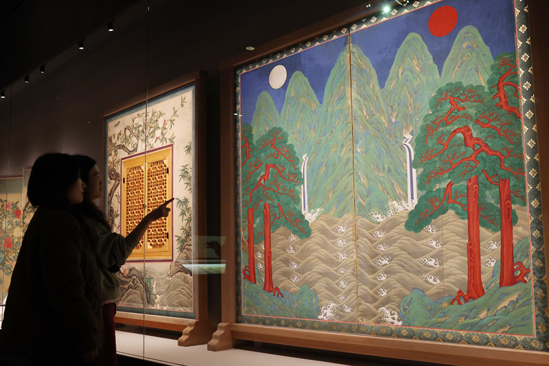 Para wartawan melihat lukisan Sun, Moon and Five Weeks pada hari pembukaan kembali Galeri Kaligrafi dan Lukisan di Museum Nasional Korea tanggal 25 Februari 2026. (Lee Jeong Woo) 