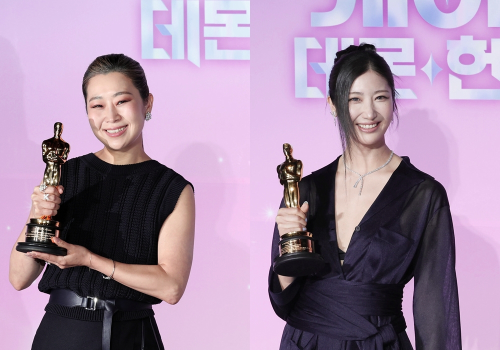 Maggie Kang (kiri) dan EJAE berpose dengan trofi Oscar dalam konferensi pers KPop Demon Hunters yang digelar pada tanggal 1 April 2026 di CGV Yongsan I'Park Mall, Yongsan-gu, Seoul. 