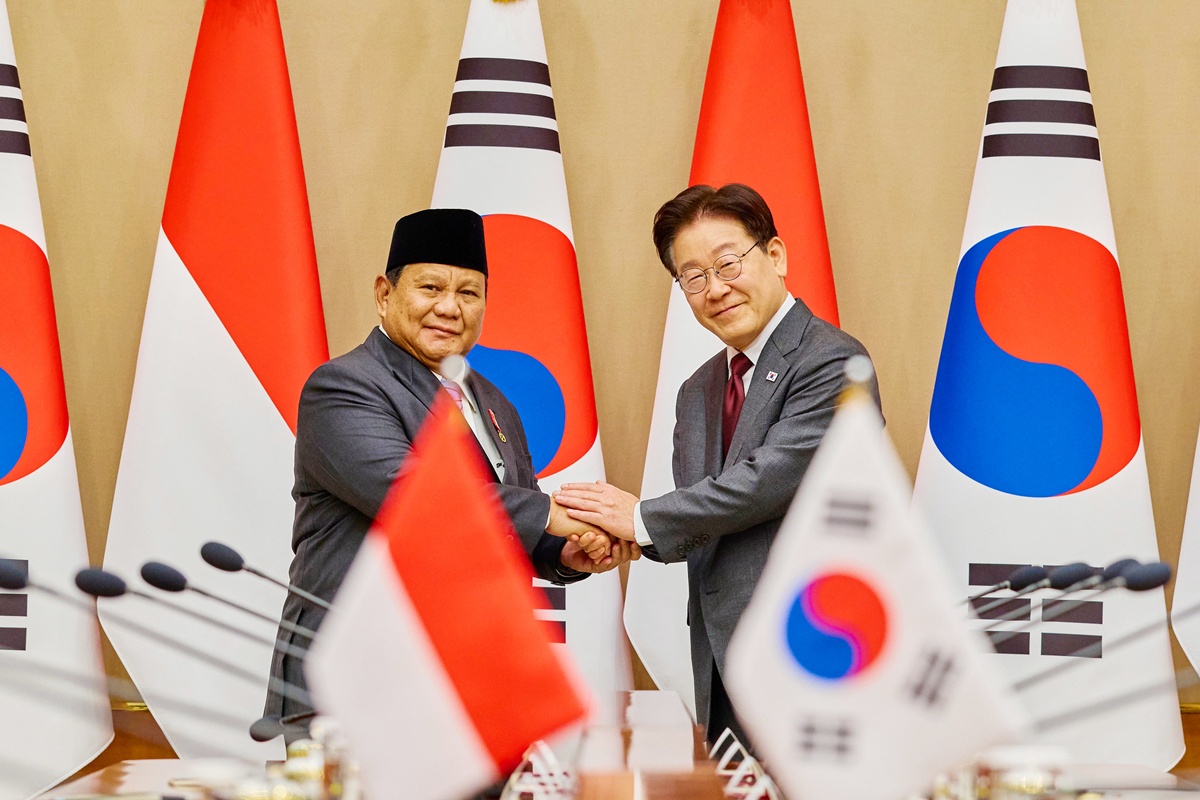 Presiden Lee Jae Myung (kanan) berjabat tangan dengan Presiden Prabowo Subianto sebelum KTT Korea-Indonesia yang digelar pada tanggal 1 April 2026 di Cheong Wa Dae. (Cheong Wa Dae)  