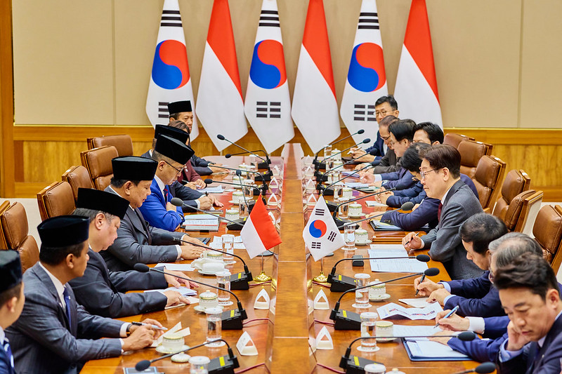 Presiden Lee Jae Myung (keempat dari kanan) menggelar KTT Korea-Indonesia dengan Presiden Prabowo Subianto pada tanggal 1 April 2026 di Cheong Wa Dae.  