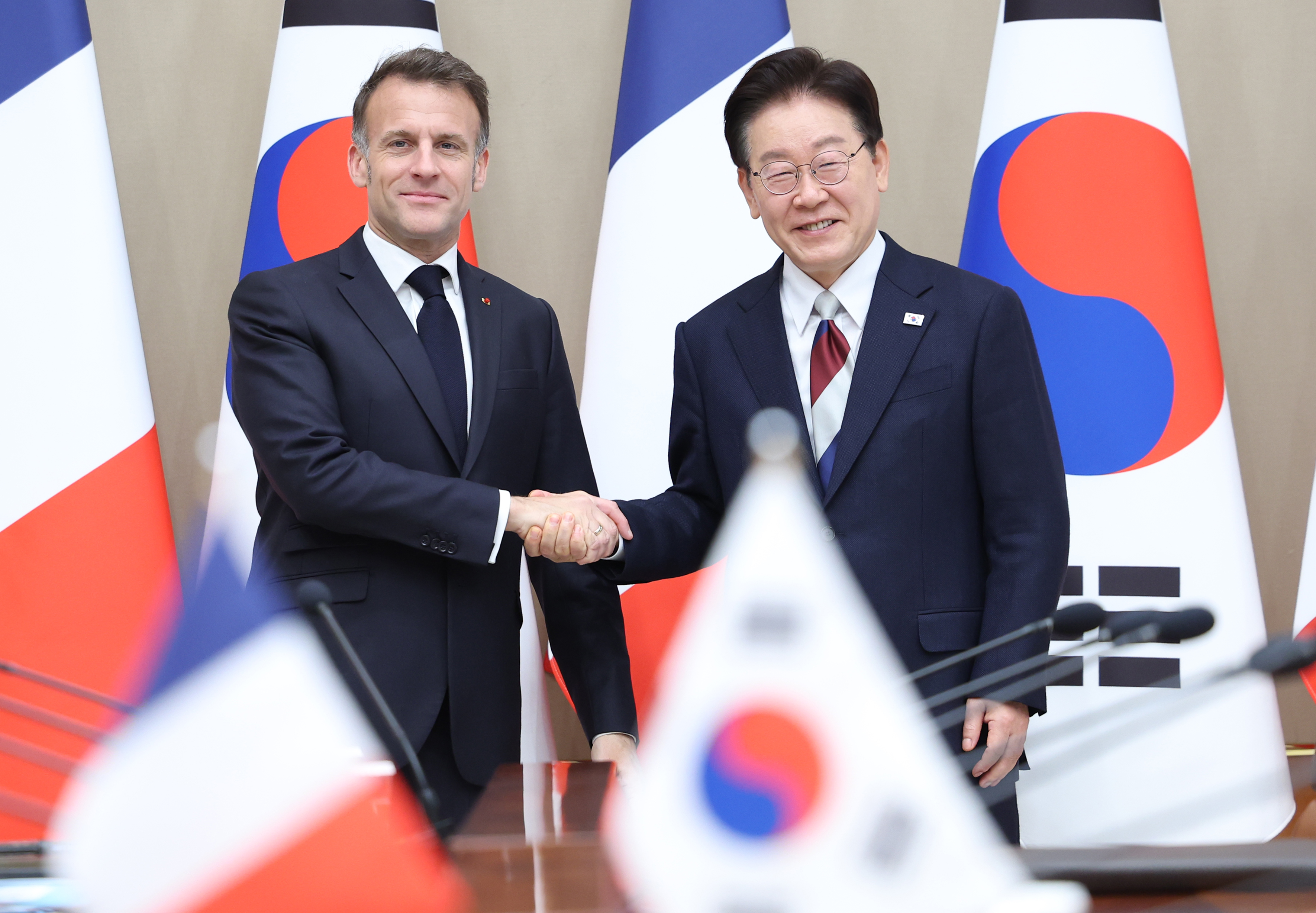 Presiden Lee Jae Myung (kanan) berjabat tangan dengan Presiden Prancis, Emmanuel Macron, sebelum penyelenggaraan KTT Korea-Prancis yang digelar pada tanggal 3 April 2026 di Cheong Wa Dae, Jongno-gu, Seoul. (Yonhap News)  
