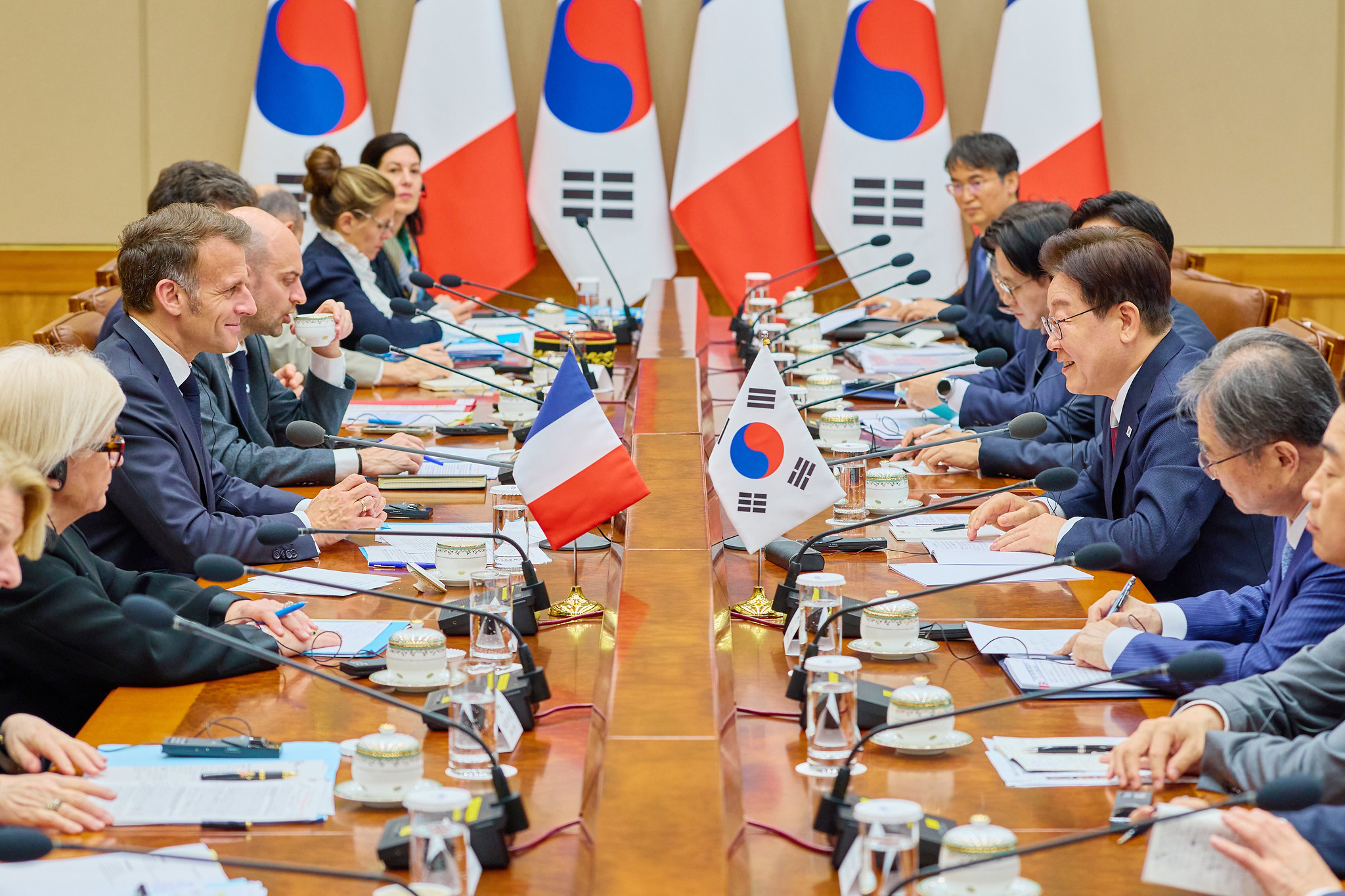 Presiden Lee Jae Myung (kanan) menggelar KTT Korea-Prancis dengan Presiden Prancis, Emmanuel Macron, pada tanggal 3 April 2026 di Cheong Wa Dae, Jongno-gu, Seoul. (Cheong Wa Dae)  