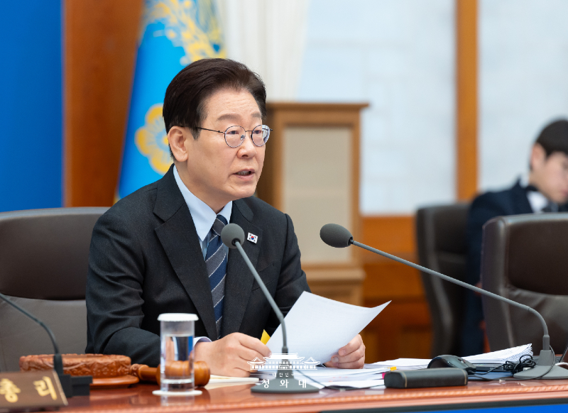 Presiden Lee Jae Myung dalam rapat kabinet pada tanggal 6 April 2026 menekankan perlunya percepatan pelaksanaan kebijakan guna mendorong transisi besar menuju energi terbarukan. Ia juga menyoroti perlunya pelonggaran regulasi terkait perizinan dan proses evaluasi. (Cheong Wa Dae)