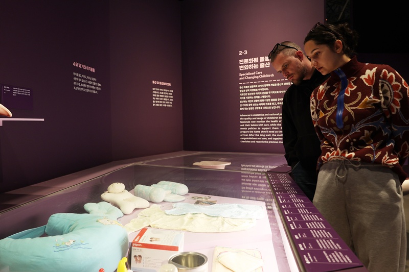 Pada tanggal 7 April 2026 para pengunjung asing terlihat sedang melihat-lihat pameran perlengkapan pengasuhan modern dalam pameran Happy Birthday di Museum Nasional Rakyat Korea, Jongno-gu, Seoul.