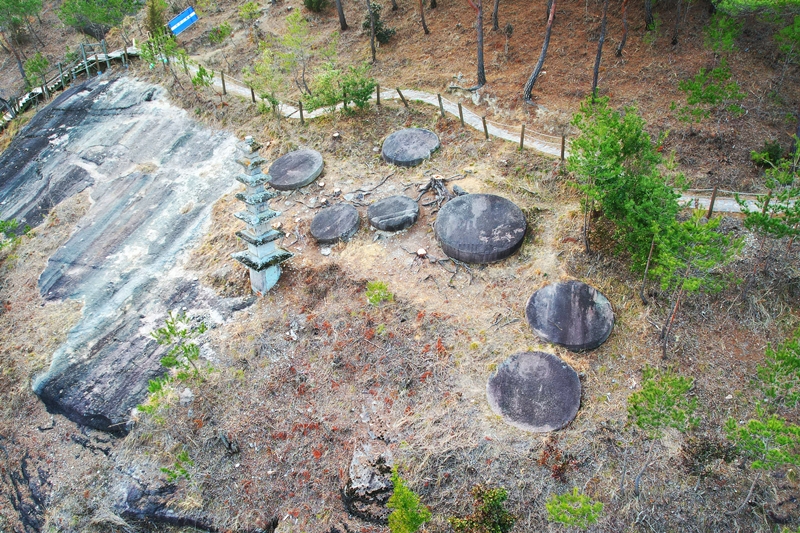 Foto di atas menunjukkan batu berbentuk bintang biduk yang menunjukkan bahwa Unjusa merupakan kuil yang memadukan agama Buddha dengan taoisme.  