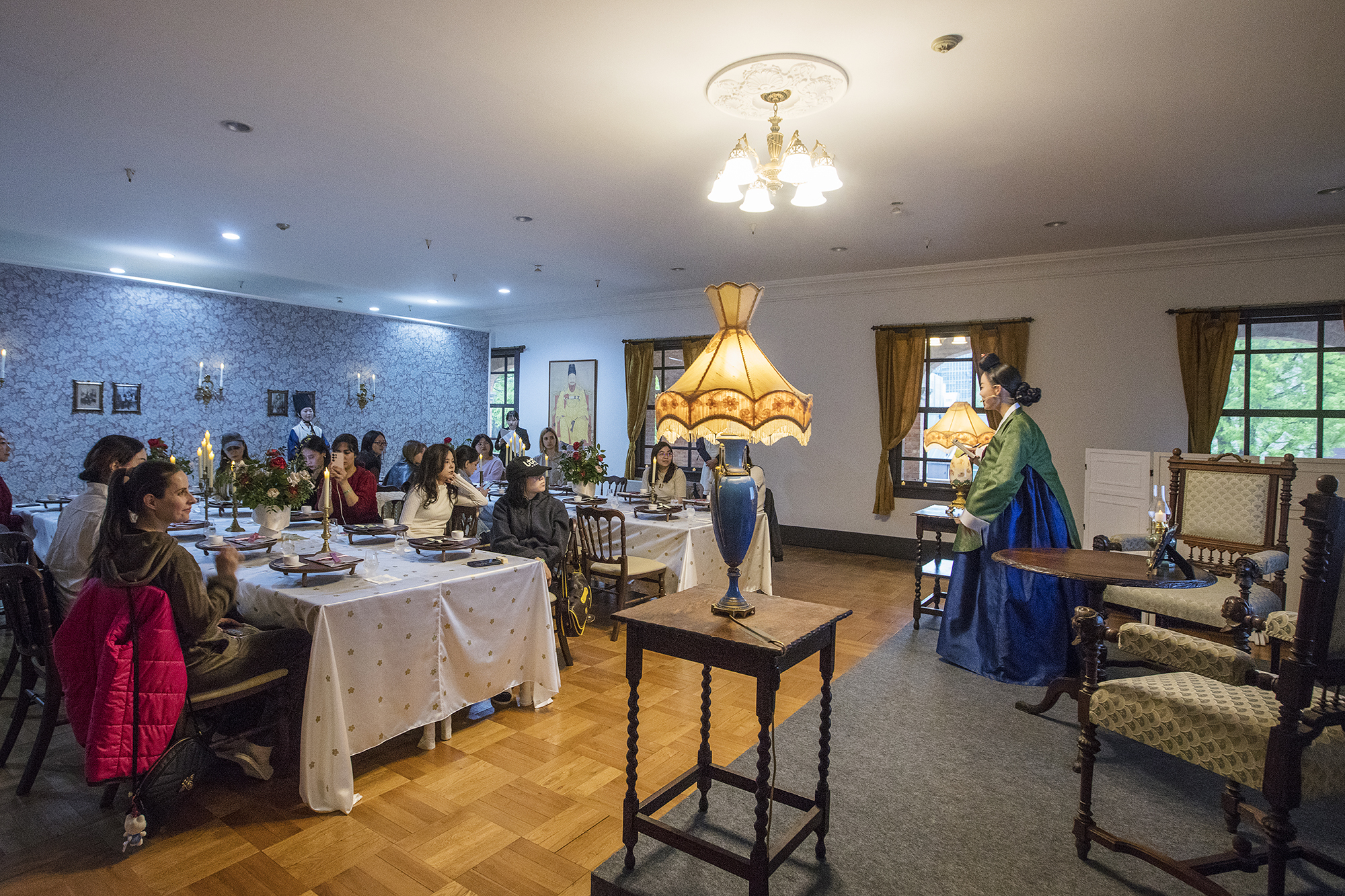 Foto di atas menunjukkan program Meja Makan Kaisar yang digelar pada April 2025 di Istana Deoksugung, Jung-gu, Seoul. 