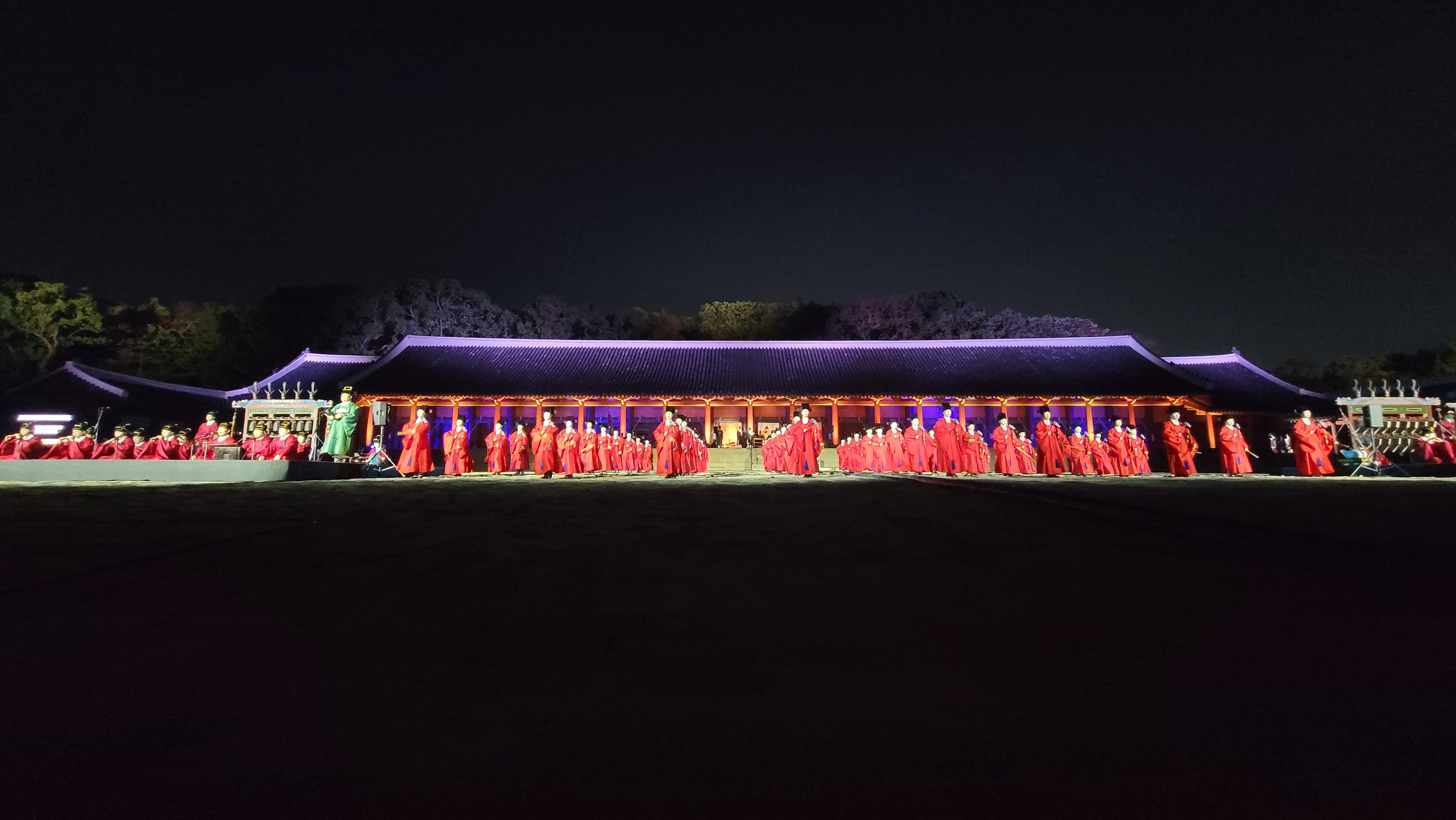 Foto di atas menunjukkan Pertunjukan Malam Musik Ritual Leluhur kerajaan yang digelar pada April 2025 di Kuil Jongmyo.  