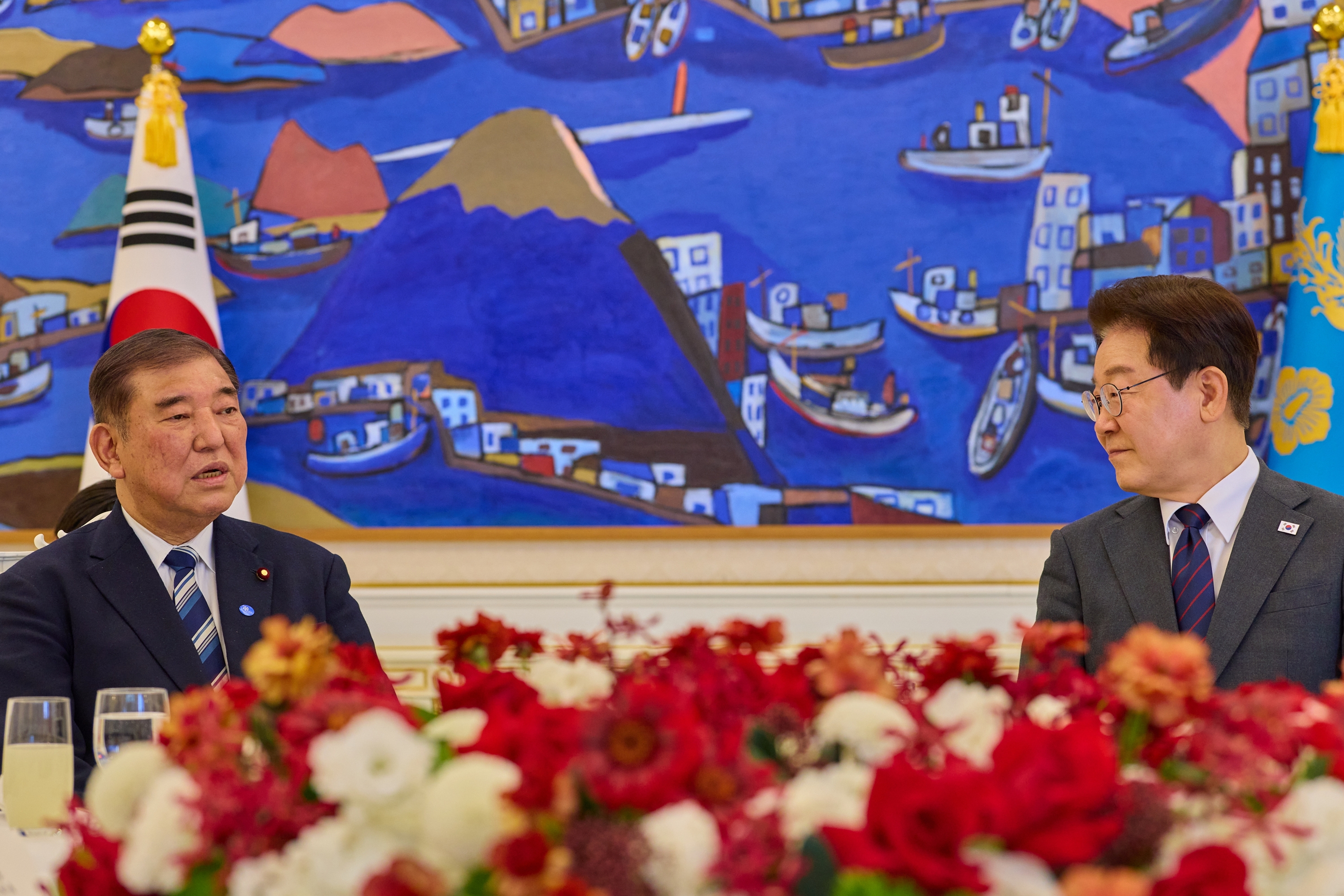 Presiden Lee Jae Myung (kanan) terlihat sedang berbicara dengan mantan Perdana Menteri Jepang Shigeru Ishiba dalam jamuan makan siang di Cheong Wa Dae pada tanggal 8 April 2026. (Cheong Wa Dae)