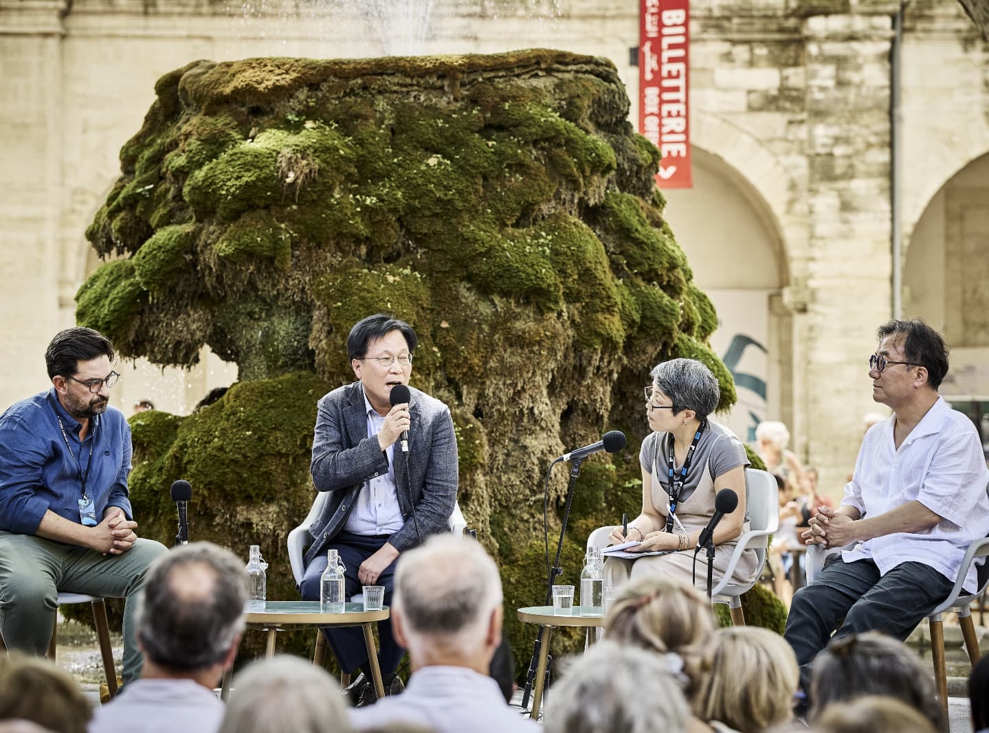 Kim Jang-ho (kedua dari kiri), Presiden KAMS, menjelaskan seni pertunjukan Korea di lokasi Festival Avignon ke-79 pada tanggal 22 Juli tahun 2025. (KAMS)
