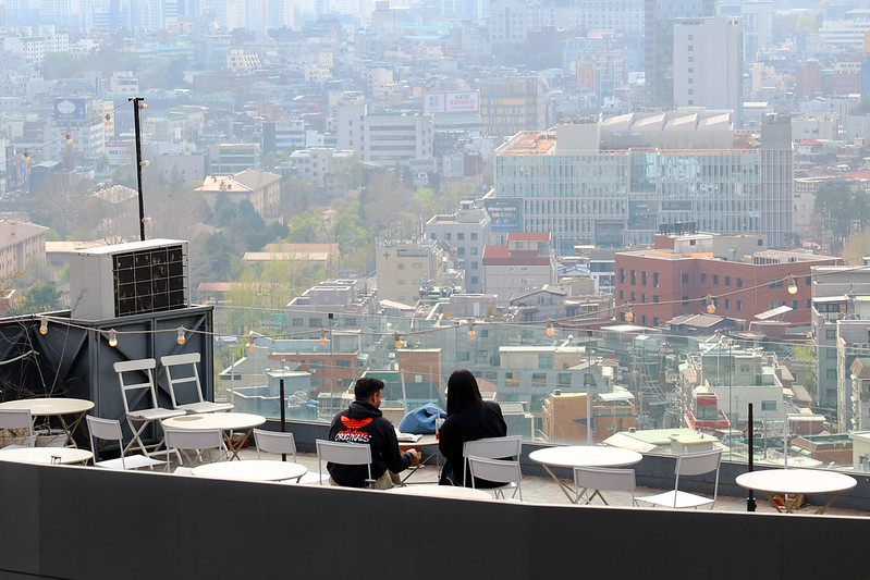  Berbagai kedai kopi yang berada di atas atap gedung-gedung di Haebangchon menawarkan pemandangan menawan ke arah jantung Kota Seoul. (Lee Jeong Woo) 