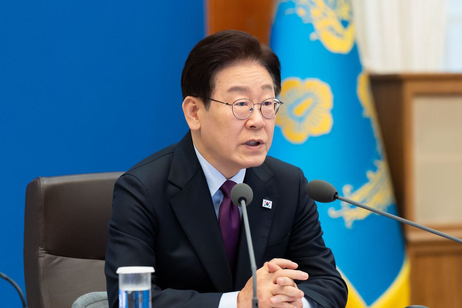 Presiden Lee Jae Myung terlihat sedang berbicara dalam rapat staf senior di Cheong Wa Dae, Seoul, pada tanggal 9 April 2026. (Cheong Wa Dae)