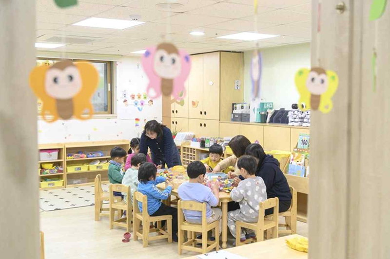 Foto di atas menunjukkan ruang pengasuhan anak yang berada di Yangcheon-gu, Seoul. Ruang pengasuhan tersebut diperluas hingga menjadi 27 tempat di wilayah Yangcheon-gu untuk membantu orang tua yang membutuhkan layanan pengasuhan anak. (Pemerintah Yangcheon-gu)  