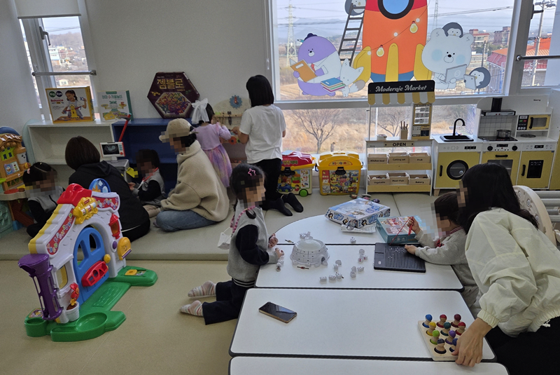 Potret orang tua dan anak yang bermain bersama di Pusat Komunitas Pengasuhan Anak Kota Nonsan. (Pemerintah Kota Nonsan)  