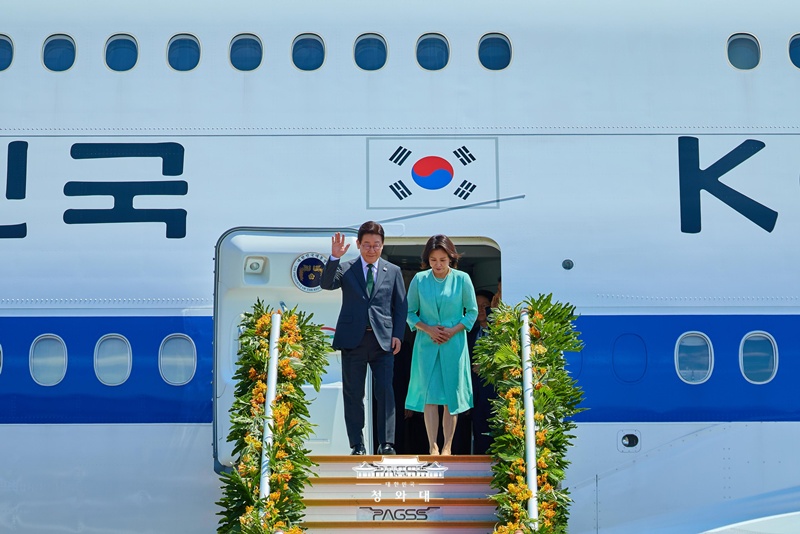 Presiden Lee Jae Myung (kiri) dan Ibu Negara Kim Hye-kyung terlihat sedang menyapa para penyambut setibanya di Pangkalan Udara Militer Villamor, Filipina, pada tanggal 3 Maret 2026. (Cheong Wa Dae)