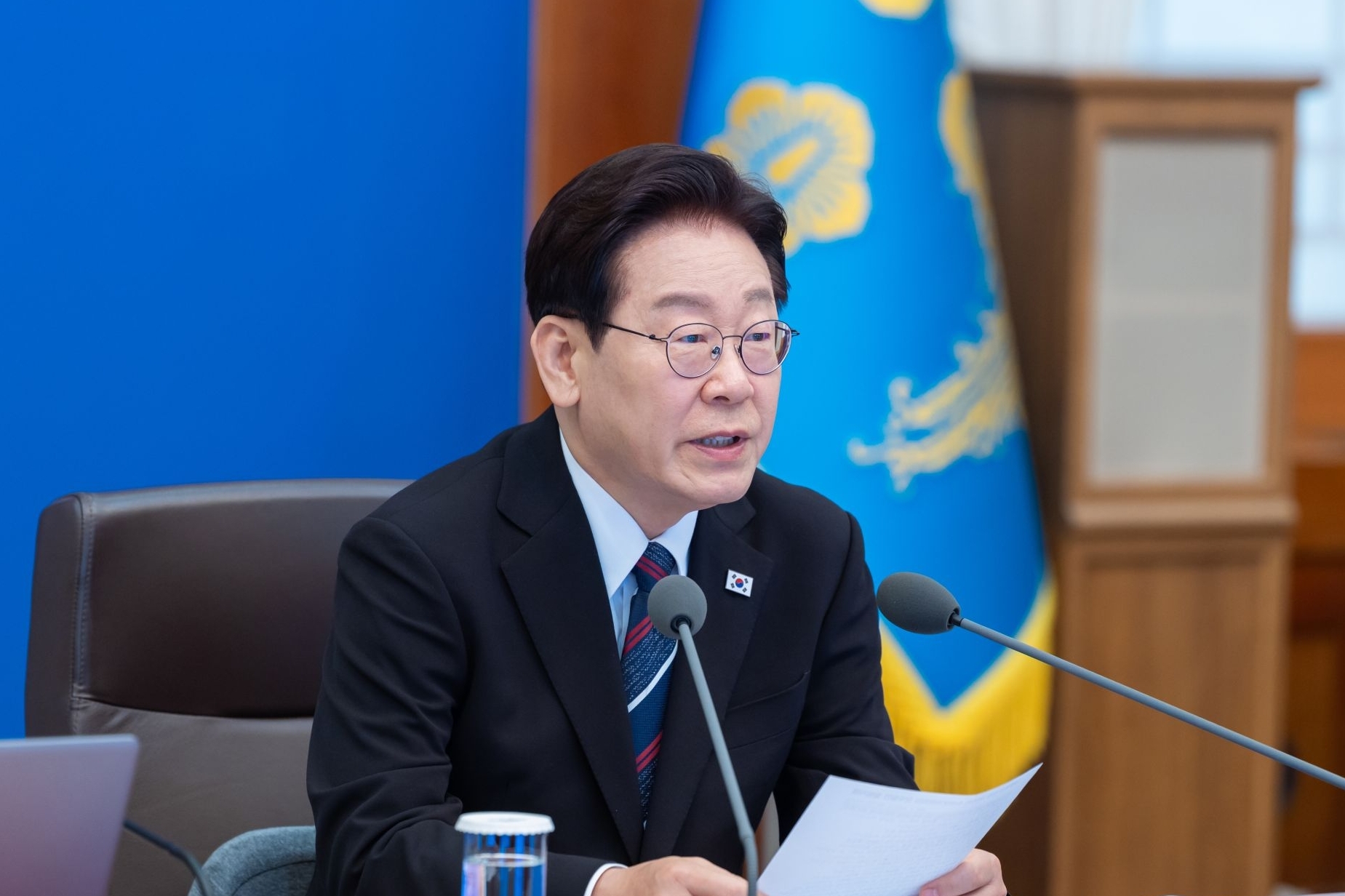Presiden Lee Jae Myung pada tanggal 17 April 2026 (waktu setempat) akan menghadiri rapat internasional virtual mengenai kebebasan pelayaran di Selat Hormuz yang diselenggarakan bersama oleh Inggris dan Prancis. Foto di atas menunjukkan Presiden Lee yang memimpin rapat Sekretaris Senior ke-30 di Cheong Wa Dae pada tanggal 16 April 2026. (Cheong Wa Dae)