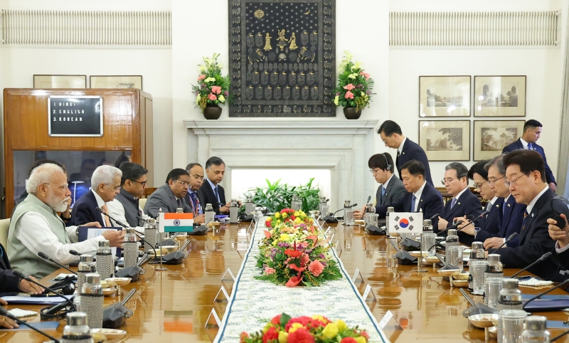 Presiden Lee Jae Myung (kanan pertama) dan Perdana Menteri India Narendra Modi (kiri pertama) bersiap untuk pertemuan puncak yang diperluas di Hyderabad House, New Delhi, pada tanggal 20 April 2026 (waktu setempat).
