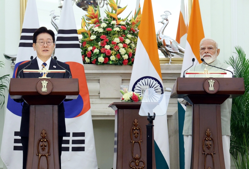 Presiden Lee Jae Myung (kiri) dan Perdana Menteri India Narendra Modi menyampaikan pernyataan pers bersama di Hyderabad House, New Delhi, pada tanggal 20 April 2026 (waktu setempat).